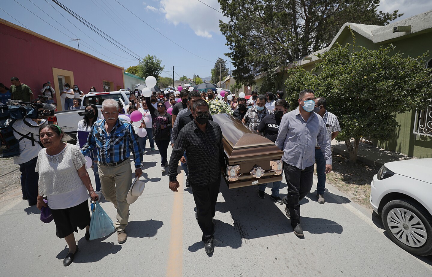 Sepultan a la joven mexicana Debanhi Escobar en medio de reclamos de justicia