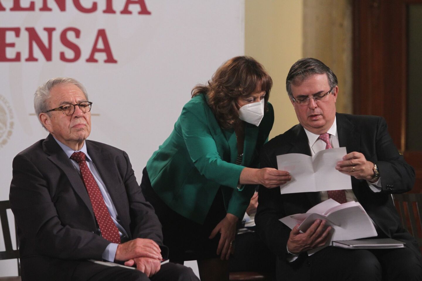 Jorge Alcocer Varela, secretario de Salud; Marcelo Ebrard, secretario de Relaciones Exteriores; Arturo Herrera Gutierrez, secretario de Hacienda y Crédito Público y Martha Delgado, subsecretaria para Asuntos Multilaterales, durante la conferencia matutina en Palacio Nacional