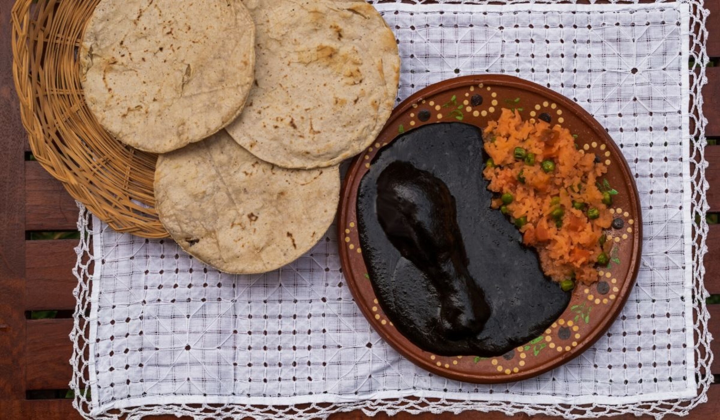 plato de mole negro con pollo