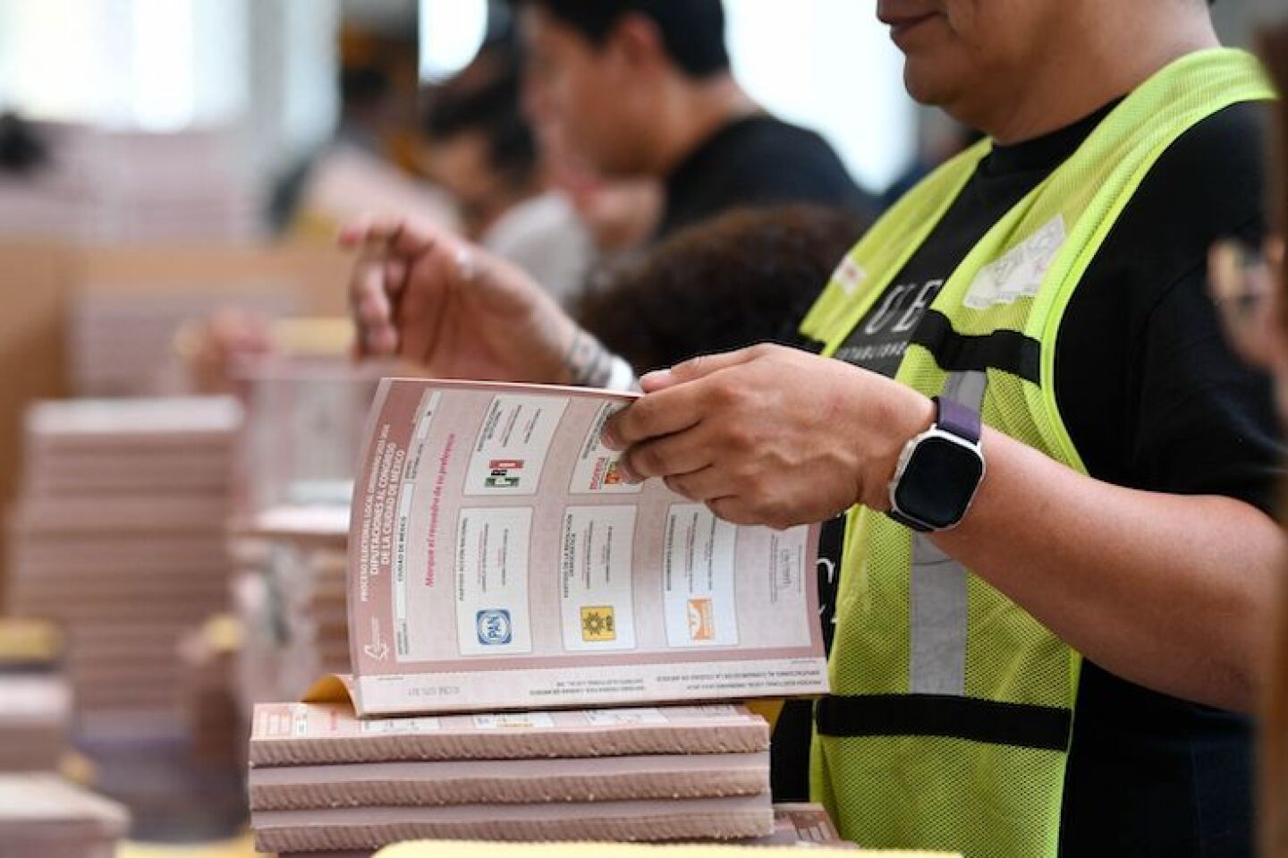 A 10 días de la elección, INE aprueba cubrir 800 vacantes