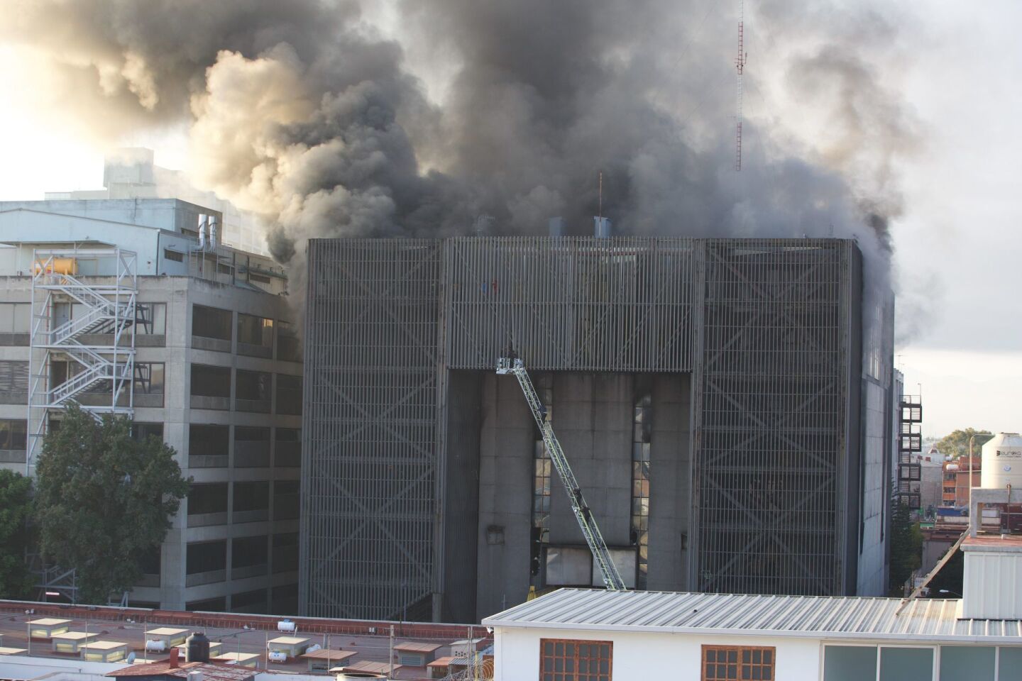 Un incendio se registró en el Centro de Control del Metro ubicado en la calle de Delicias. Bomberos de la capital han reportado un avance de más del 80 por ciento en el control del incendio.