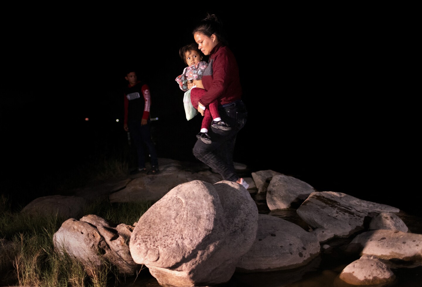 Gobierno de Biden reunirá a familias migrantes