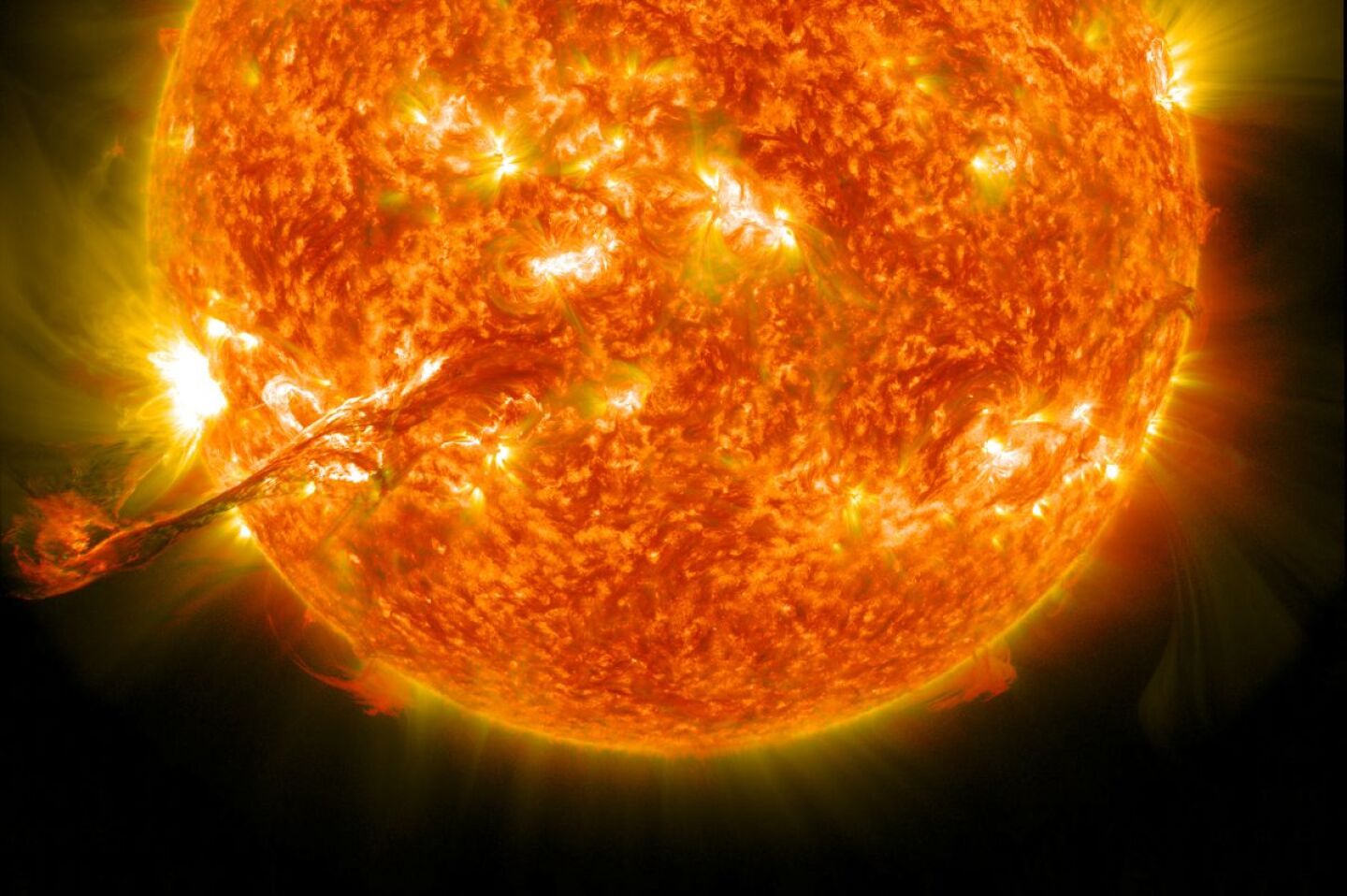 tormenta-solar-ala-de-pajaro-pone-en-alerta-a-la-tierra-nasa-advierte-posibles-apagones-y-fallas-en-intern