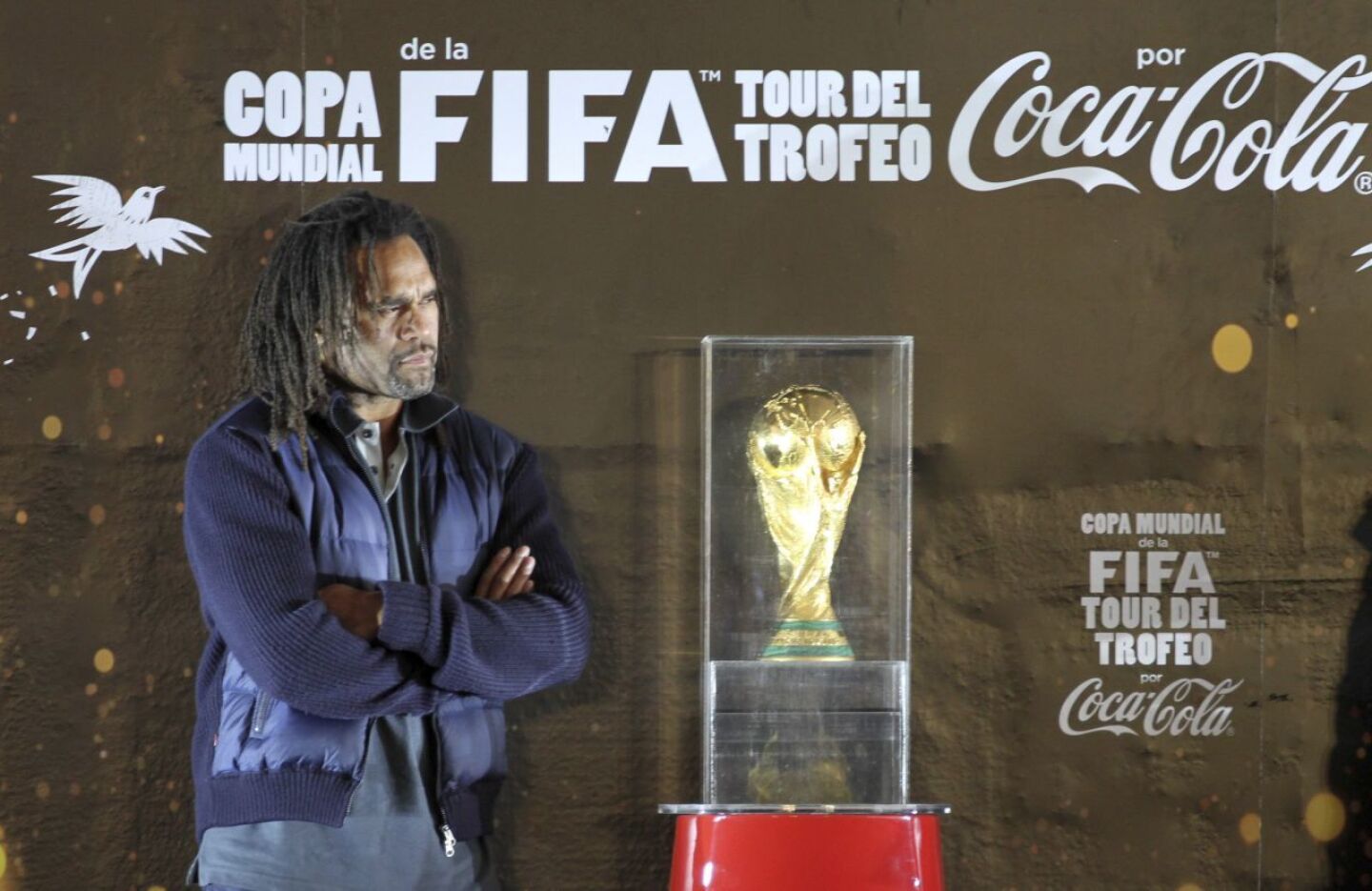 MONTERREY, NUEVO LEÓN, 06FEBRERO2014.- La copa mundial de la FIFA llegó a la ciudad como parte de su gira internacional donde los ex jugadores campeones mundiales Chistrian Karembeu y Carlos Caetano Biedorn "Dunga" presentaron el trofeo. México es el país 69 en donde se visita la copa. FOTO: GABRIELA PÉREZ MONTIEL / CUARTOSURO.COM