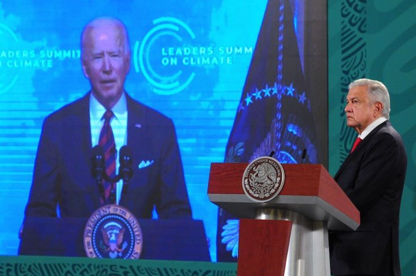 Andrés Manuel López Obrador, presidente de México, escucha el mensaje de Joe Biden, presidente de Estados Unidos, durante la Cumbre del Cambio Climático.