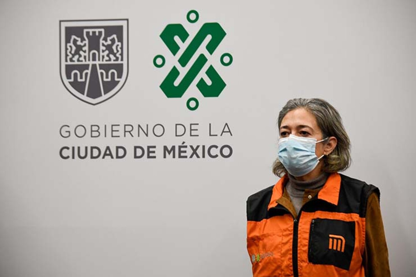 Florencia Serranía Soto, directora del Sistema de Transporte Colectivo (SCT) Metro, durante la conferencia de prensa para hablar del colapso que sufrió la vía elevada de la Línea, que se registró en la estación Oliva, el día de ayer.