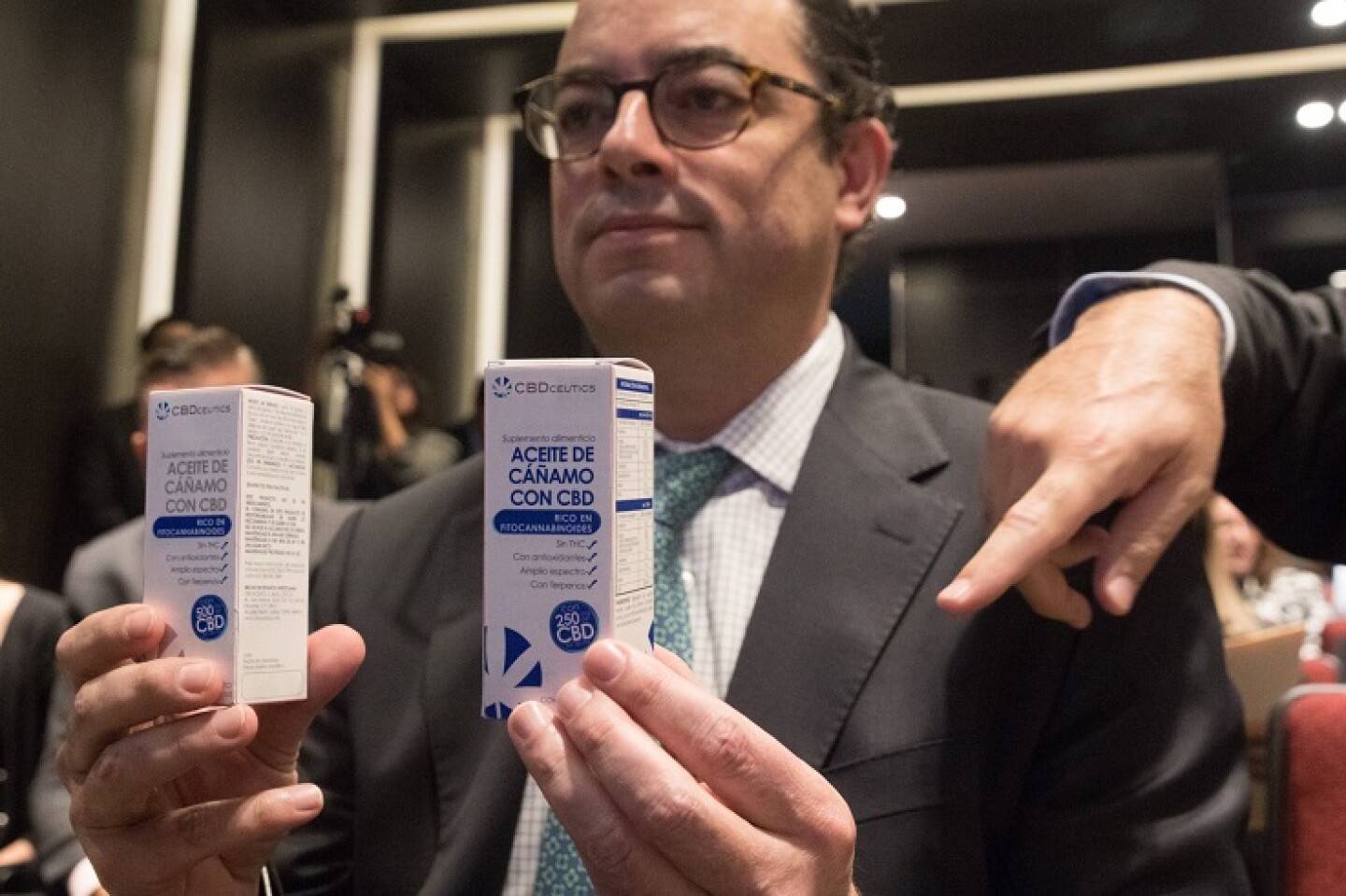 CIUDAD DE MÉXICO, 21NOVIEMBRE2018.- Julio Sánchez y Tépoz, director de la Comisión Federal para la Protección con Riesgos Sanitarios (Cofepris) anunció la liberación de 38 productos con contenidos de cannabis, de los cuales 21 son suplementos alimenticios, nueve cosméticos, seis alimentos y dos materia prima. La Cofepris entregó los permisos correspondientes a las diversas empresas que comenzarán a comercializarlos en breve, estos productos cumplen con la norma de superar el 1% de THC, además de que se podrán adquirir sin receta médica. En la imagen los propietarios de la empresa de CBD Science muestran el bálsamo de aceite de cáñamo que pretenden comercializar. FOTO: MOISÉS PABLO /CUARTOSCURO.COM