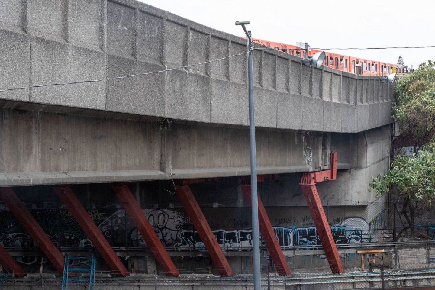 Continúan los trabajos de apuntalamiento de la vía elevado del metro Pantitlán, en la Línea 9, autoridades han colocado varias columnas para reforzar la desunión entre dos bloques.