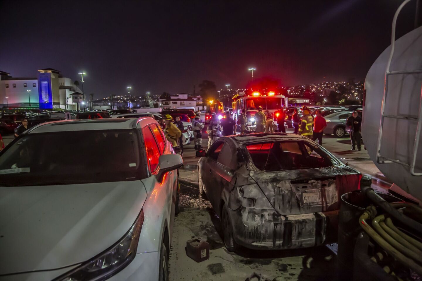 En una acción simultánea, alrededor de 20 vehículos fueron quemados en Baja California. Un tractocamión fue quemado en el Periférico de Tijuana
