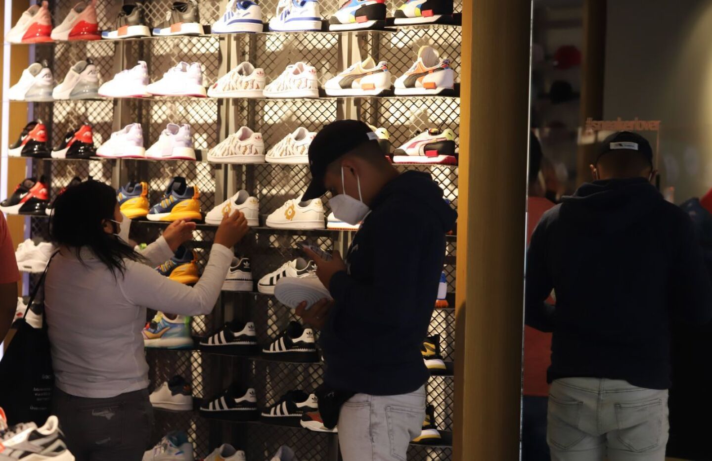 A un día de la Navidad continúan las compras de regalos en los distintos establecimientos del centro de la Ciudad de México.