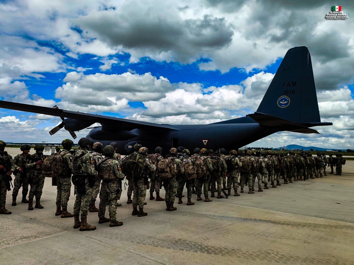 Elementos del Ejercito abordando Aeronáve militar hacia Sinaloa.jpg