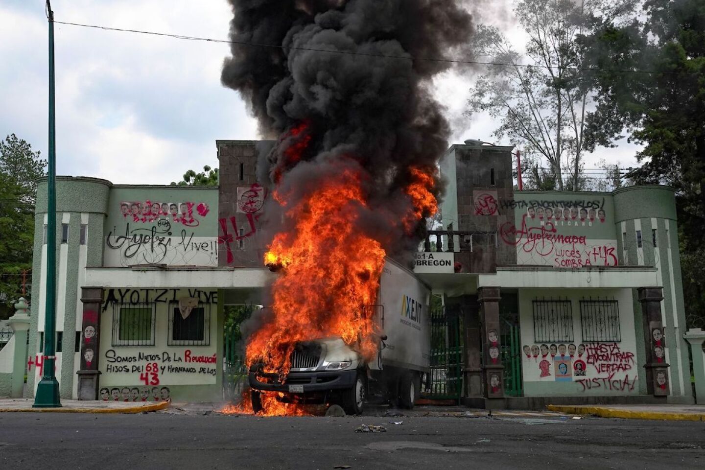 Protesta Ayotzinapa Campo Militar 1