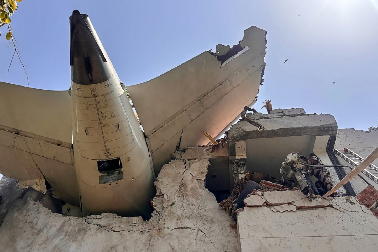 avión choque en edificio de India