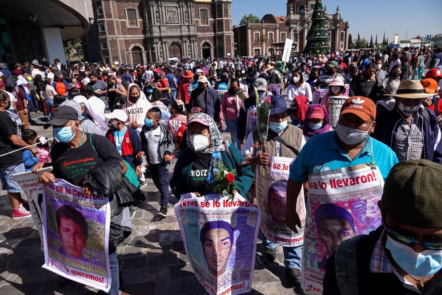 Familiares de los 43 normalistas protestan en la Basílica