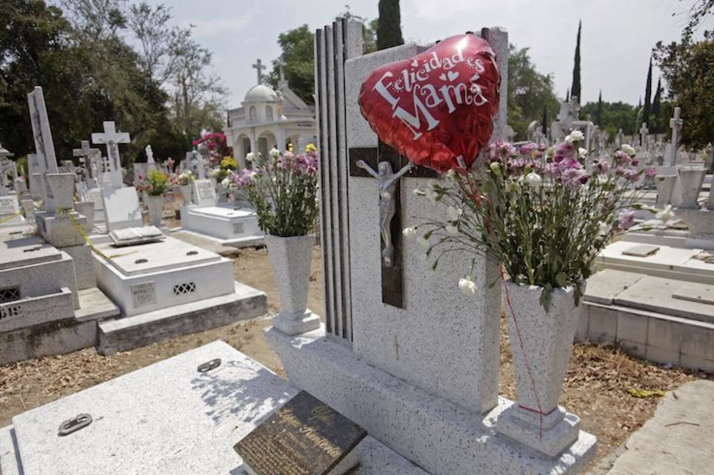GUADALAJARA, JALISCO. 10MAYO2017.- Cientos de personas se han dado cita a los diversos panteones de la ciudad para llevar flores, adornos, obsequios y hasta música a sus mamas difuntas, en este día de la madres.FOTO : FERNANDO CARRANZA GARCIA / CUARTOSCURO.COM