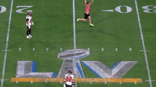 Super_Bowl_invasor_cancha