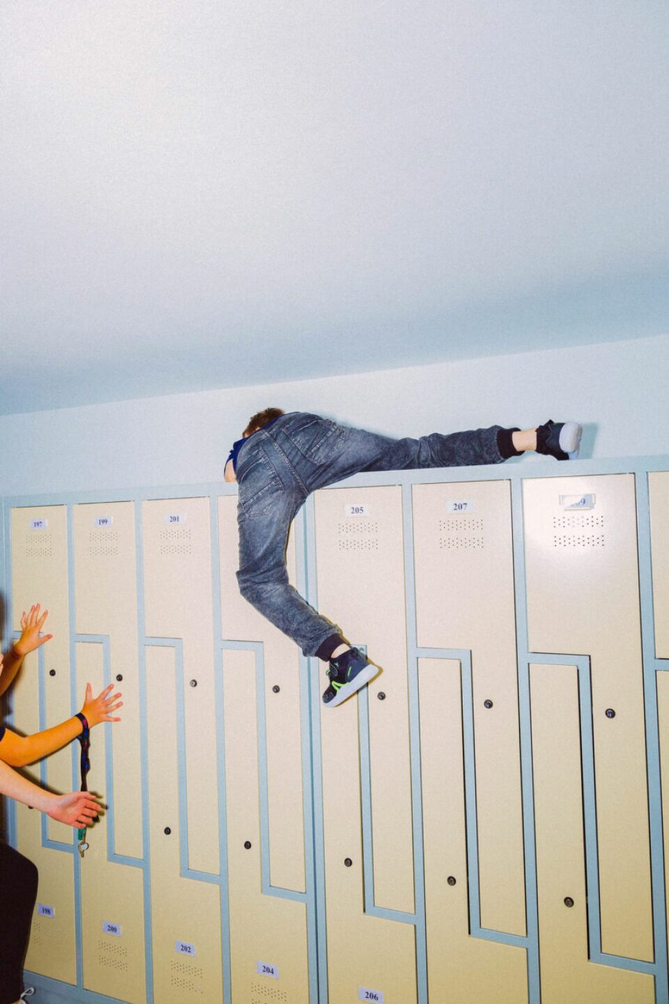 Karolina-Wojtas-sistema-educativo-rigido-militarista-fotos-6-853x1280