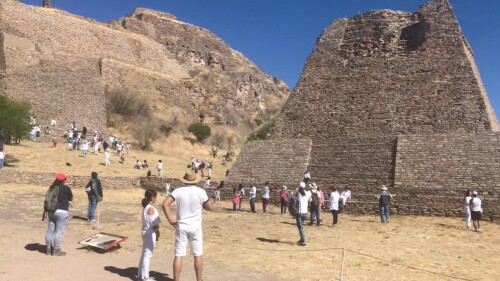Turistas visitan zonas arqueológicas