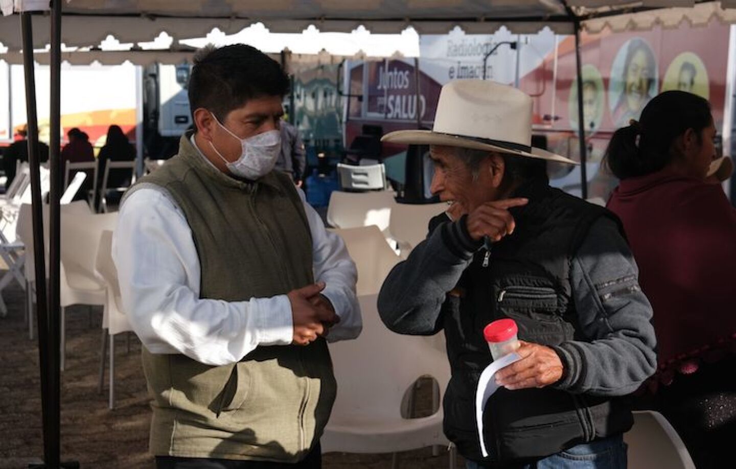 Un adulto mayor se realiza un análisis de orina en la Caravana de la Salud indicado por el medico general a cargo de las consultas generales.