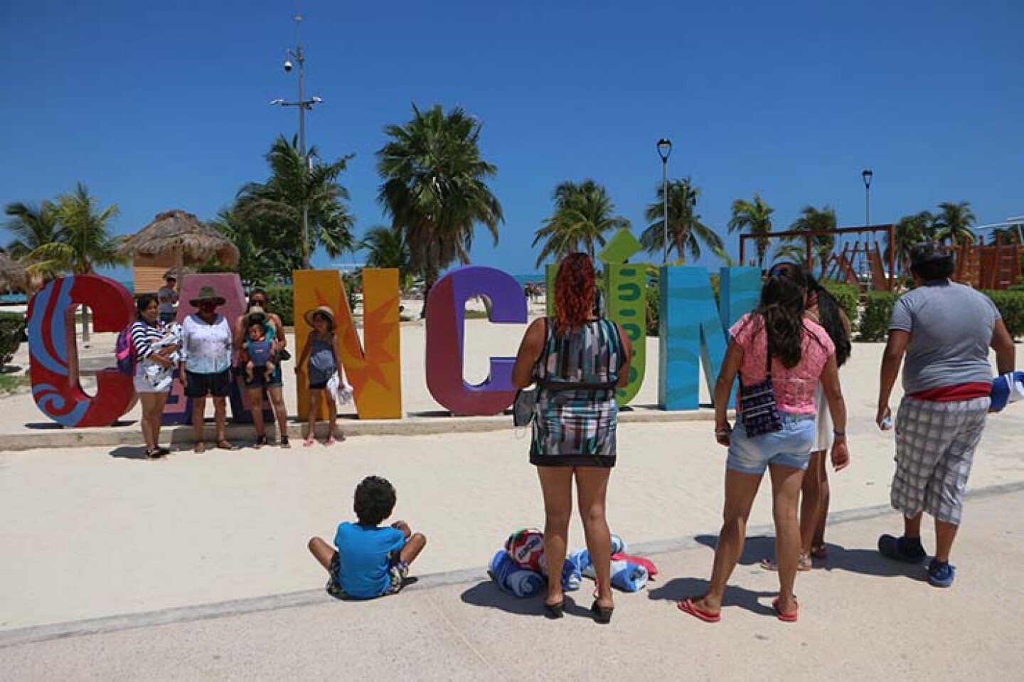 Turistas disfrutaron del último día de Semana en Santa, en Playa Langosta, en Cancún.