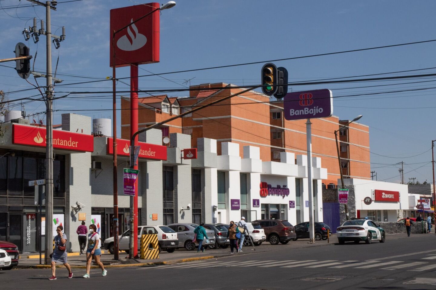 Zona de bancos en la alcaldía Cuauhtémoc, en la imagen se observan sucursales de Santander y BanBajío.