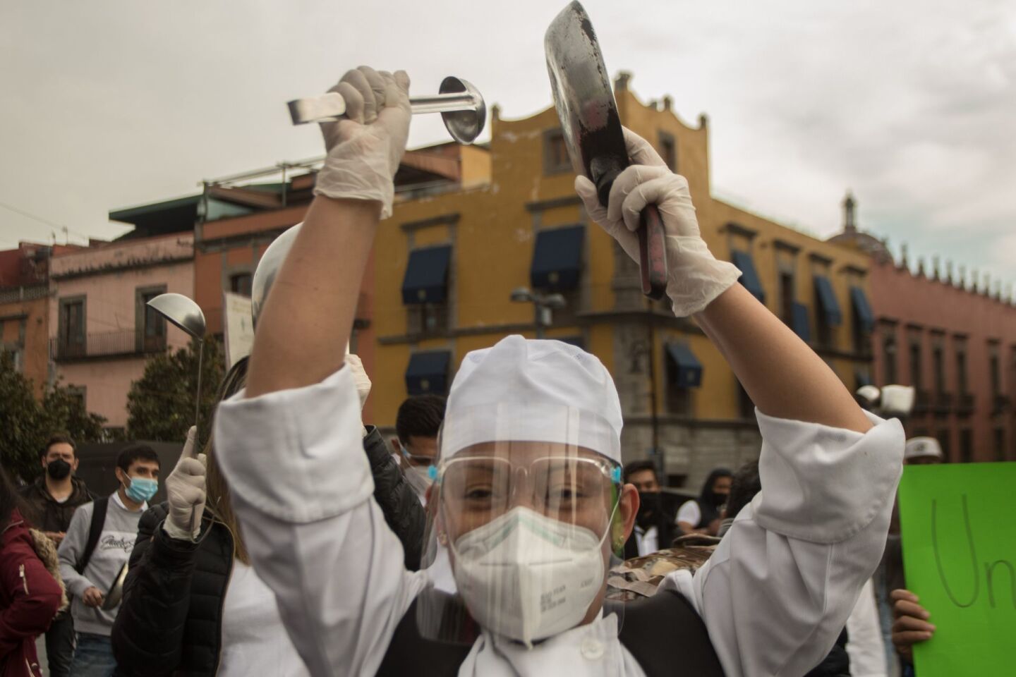 Con "cacerolazo", restauranteros protestan en el Valle de México