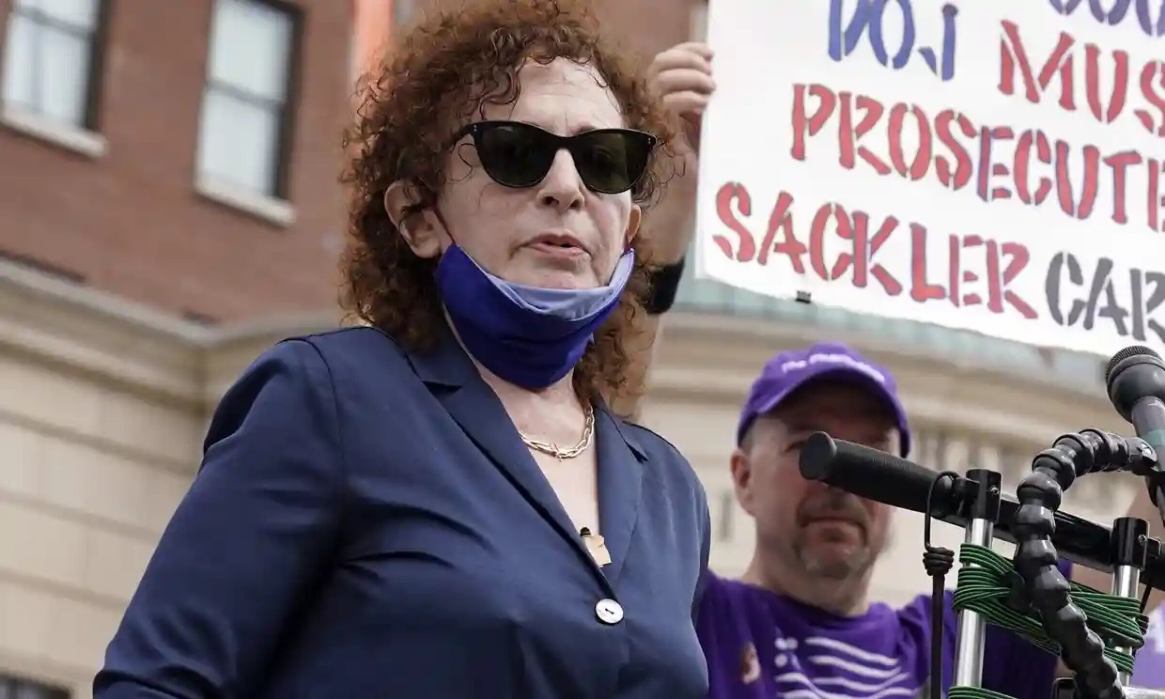 nan-goldin-protesta-contra-los-sackler-en-all-the-beauty-and-the-bloodshed