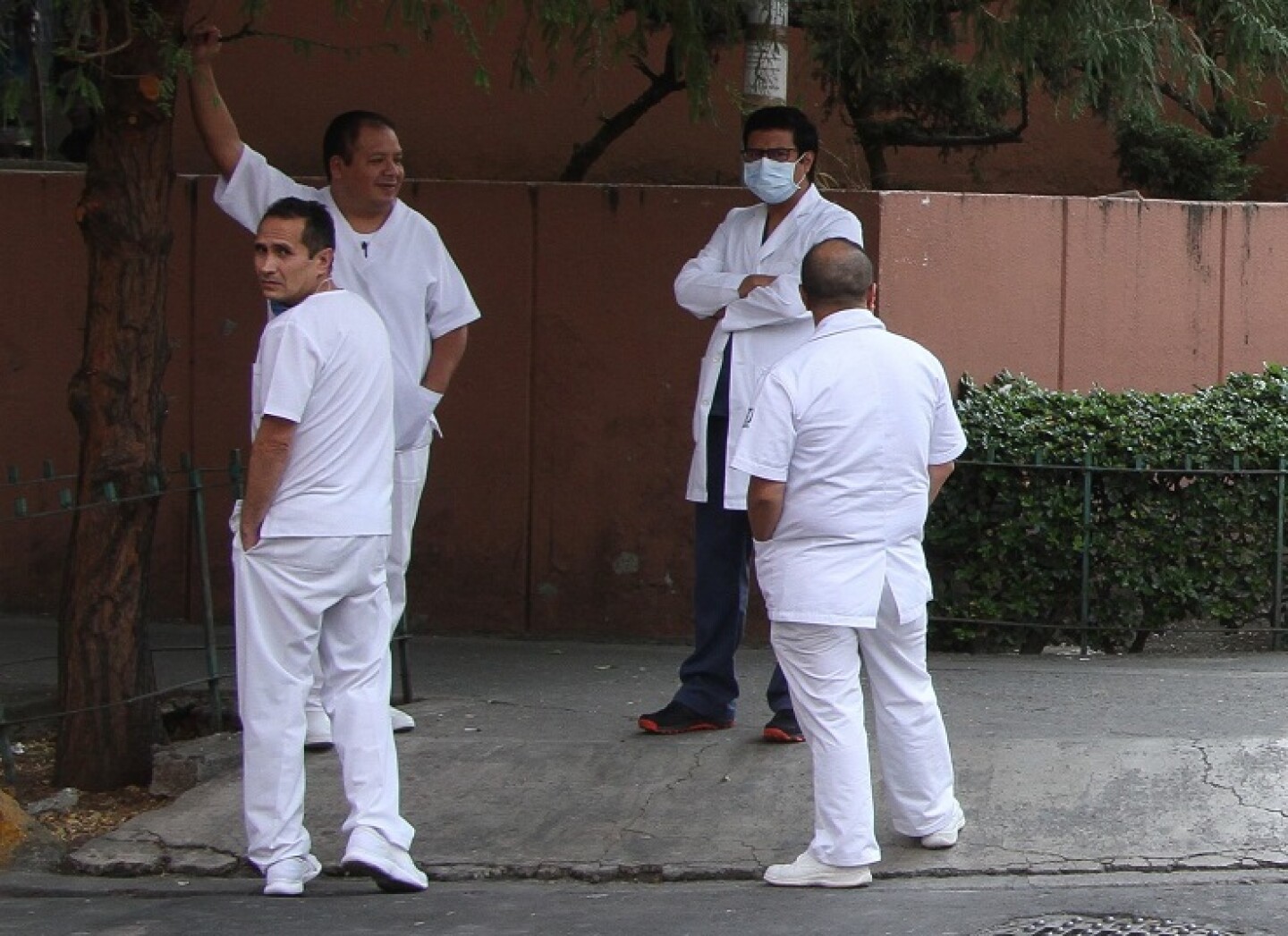 Sin insumos, ni protocolos y con contagios internos el IMSS enfrenta la pandemia por COVID-19.