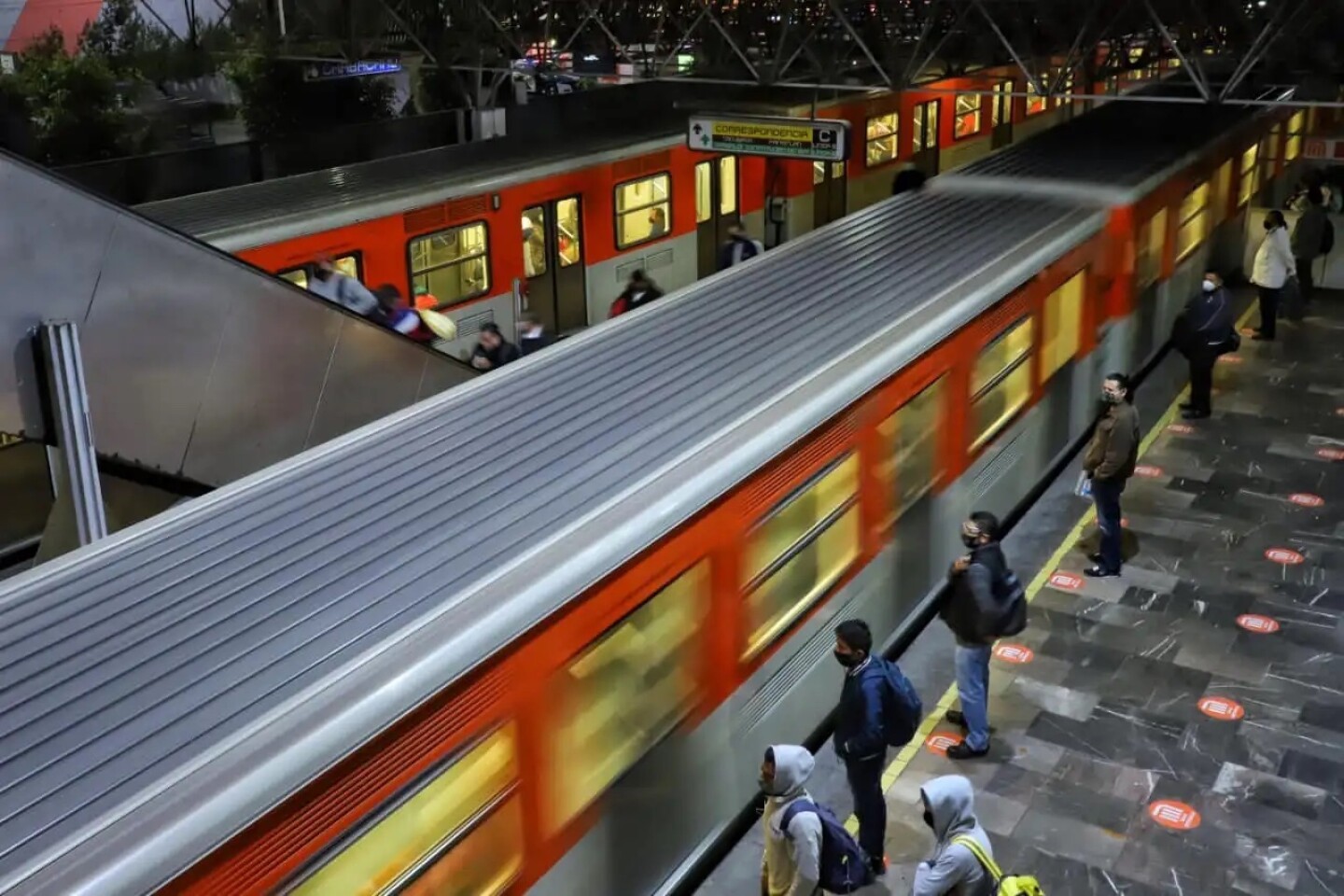cierre-metro-zocalo-15-septiembre