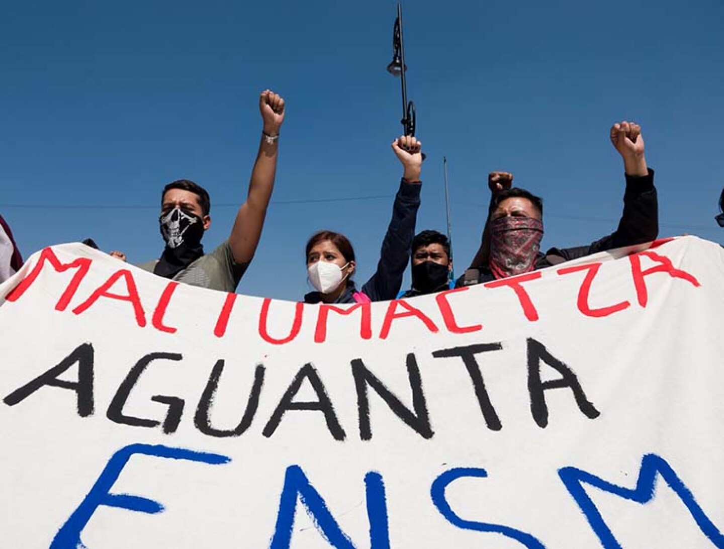 Protesta de jóvenes normalistas frente a Palacio Nacional en exigencia de la liberación de las compañeras y compañeros de Mactumactzá, Chiapas.