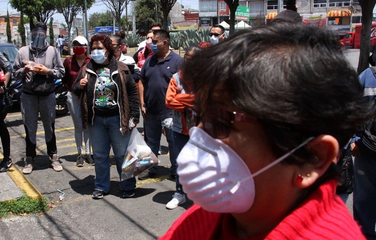 Familiares de pacientes, durante la hora de entrega de insumos para los internados en el Hospital Enrique Cabrera.