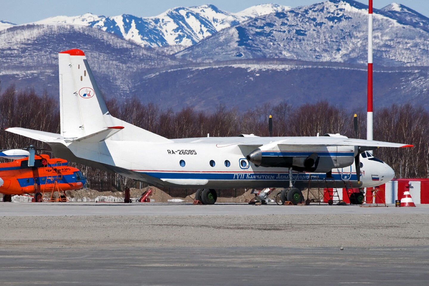 Hallan restos de avión desaparecido en Rusia