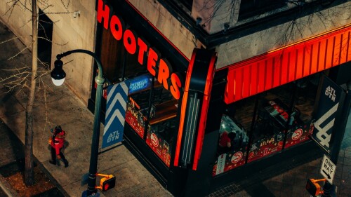 hooters historia quiebra.jpg