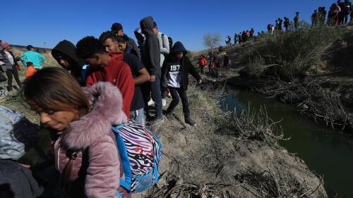 Tras incendio fatal en México, migrantes buscan entregarse en Estados Unidos