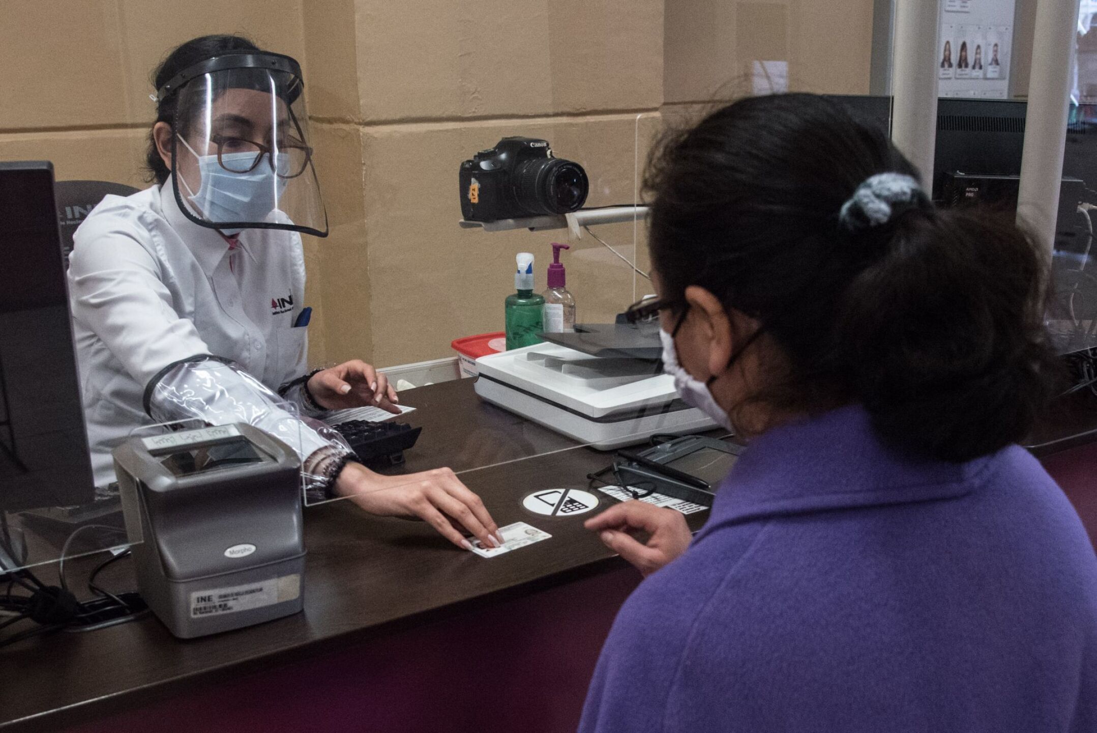 Segundo día de reapertura de los módulos del Instituto Nacional Electoral (INE) en donde personas a través de citas programadas por internet recogen su credencial de elector siguiendo las medidas de sanidad correspondientes para evitar la propagación de covid-19. Será a partir del 17 de agosto cuando se podrán realizar los demás trámites presenciales.