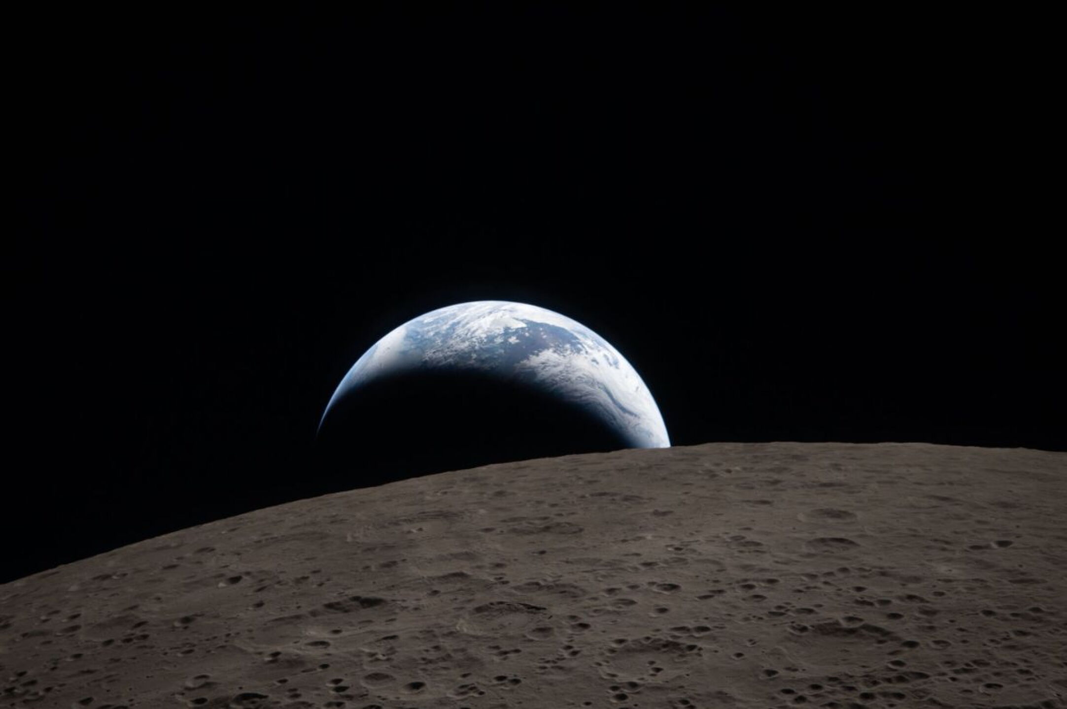 Artemis II concluye histórico sobrevuelo lunar y emprende regreso a la Tierra tras romper récord de distancia