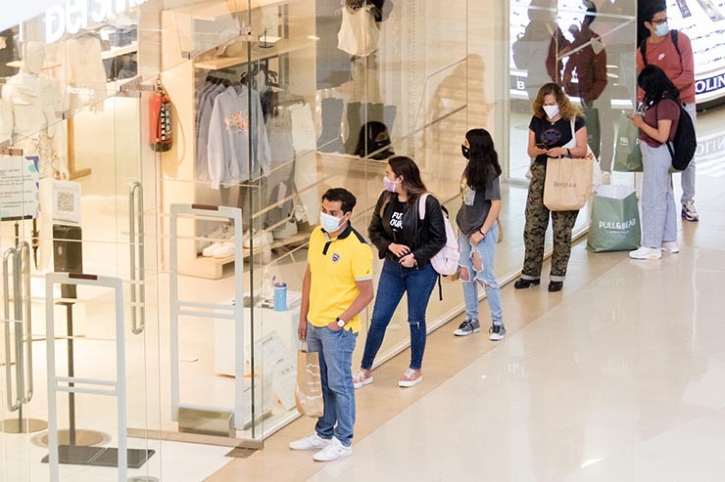 Hoy reabrieron los negocios no esenciales en los Centro Comerciales, esto a pesar de que la ciudad se encuentra en semáforo rojo, en algunas tiendas de ropa se observaron filas para acceder.