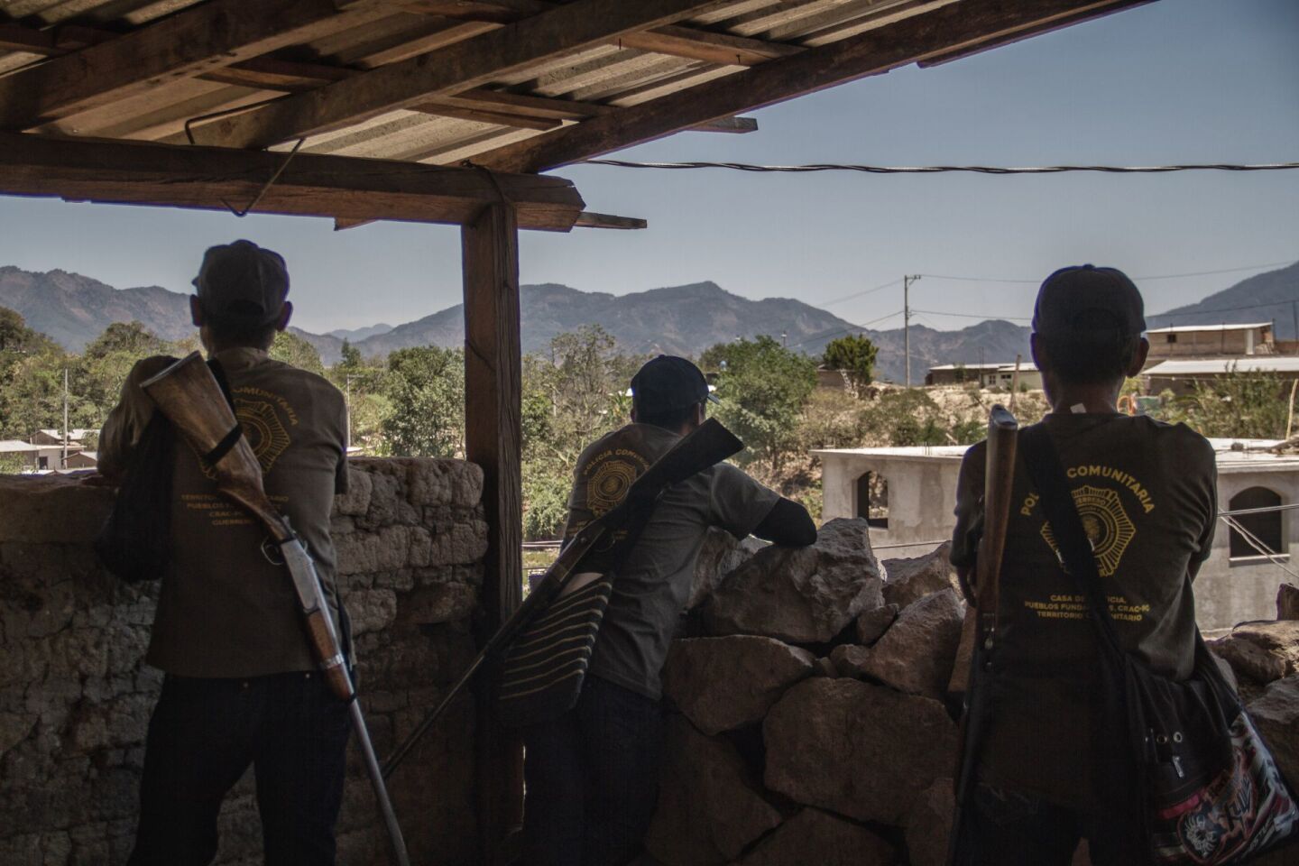 Policías comunitarios hacen guardia