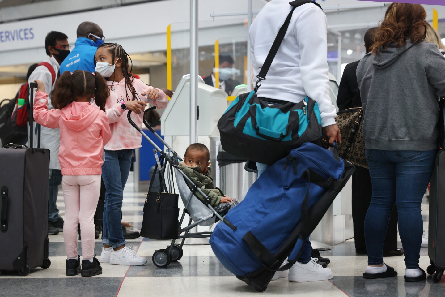 Estadounidenses relajan medidas sanitarias y realizan viajes