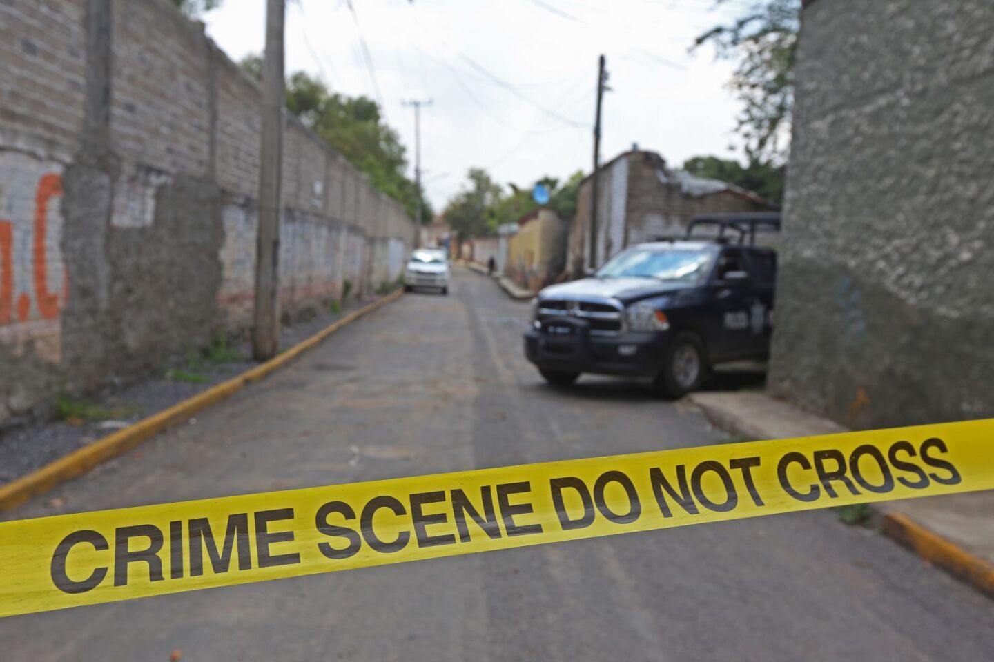 TONALA, JALISCO, 18JULIO2019.- Hasta el momento al menos 10 cuerpos fueron localizados en una fosa clandestina ubicada en una finca de la calle Reforma en la colonia Santa Cruz de las Huertas en ya mencionado municipio, personal de Policía Federal resguarda el lugar mientras elementos del Instituto Jalisciense de Ciencias Forenses (IJCF) trabajan en el domicilio en busca de mas restos humanos.FOTOS: FERNANDO CARRANZA GARCIA / CUARTOSCURO.COM