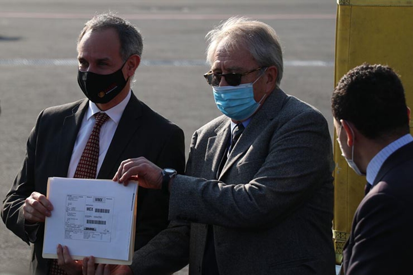 Hugo López-Gatell y Jorge Alcocer durante el arribo de la vacuna Covid-19 al Aeropuerto Internacional de la Ciudad de México