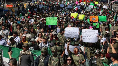 Decenas de personas en su mayoría familiares de militares protestaron para mostrar su apoyo a los militares y pedir mayores beneficios y sueldos para los mismos. El contingente salió del Ángel de la independencia y llegó hasta el Zócalo Capitalino.