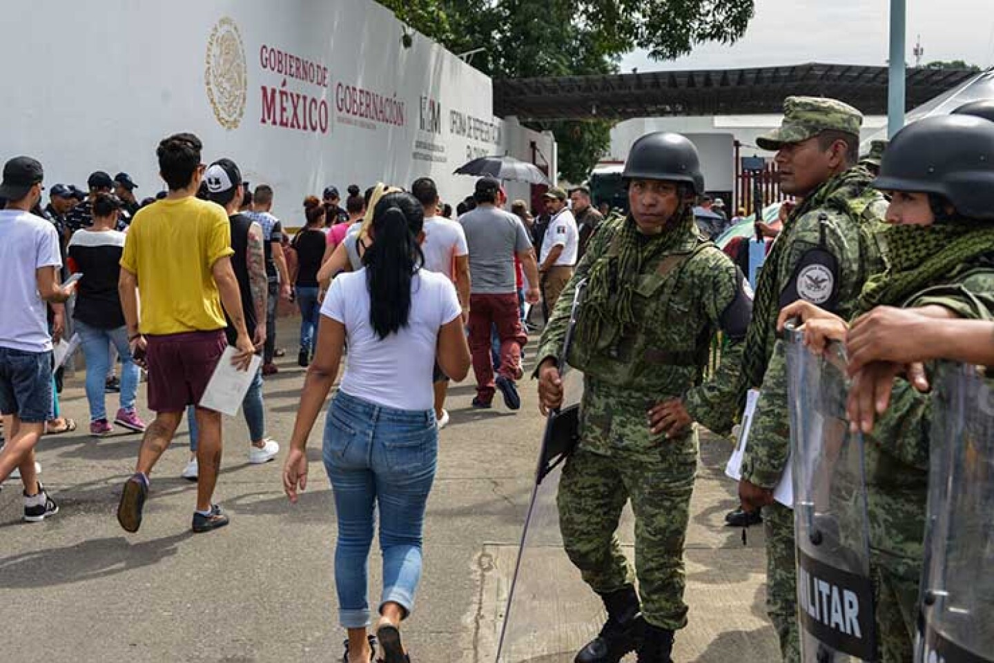 TAPACHULA, CHIAPAS, 01OCTUBRE2019.- Migrantes cubanos que han decidido iniciar sus tramites para poder permanecer en territorio mexicano asisten a las oficinas de la Estación Migratoria Siglo XXI, para continuar con el proceso de regularización migrator