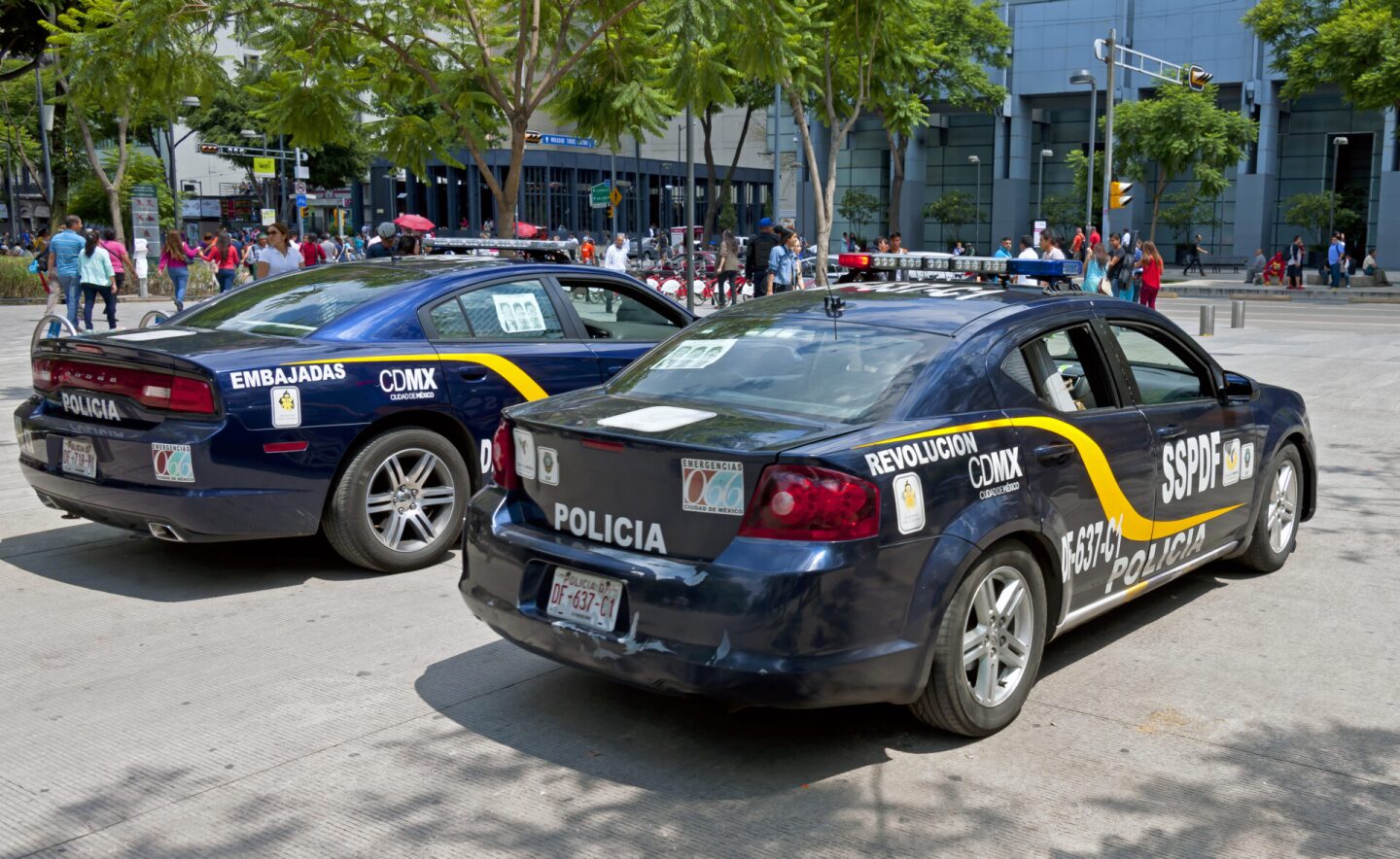 Police_cars_parked_in_Alameda_Central,_Mexico_City
