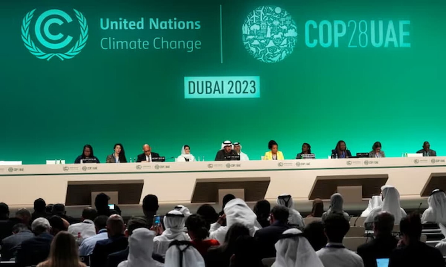 El presidente de la COP28, el sultán Al Jaber, durante su intervención en la cumbre del lunes. Foto: Rafiq Maqbool/AP
