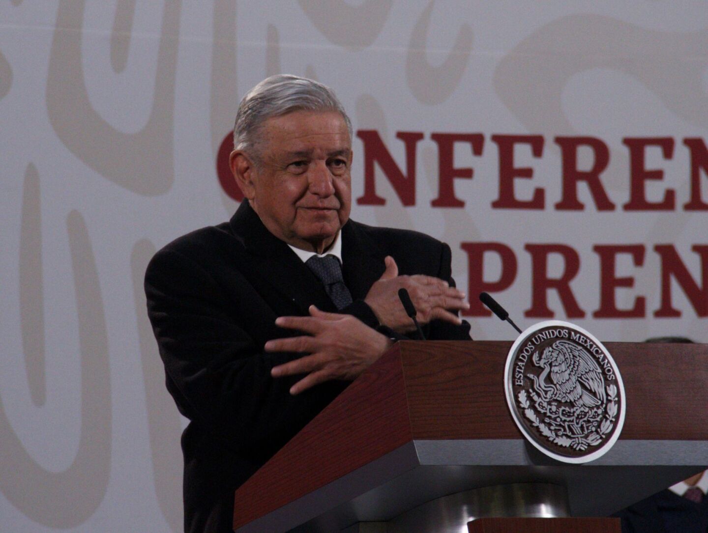 Andrés Manuel López Obrador, presidente de México se despidió de la conferencia matutina con un abrazo deseando un mejor año