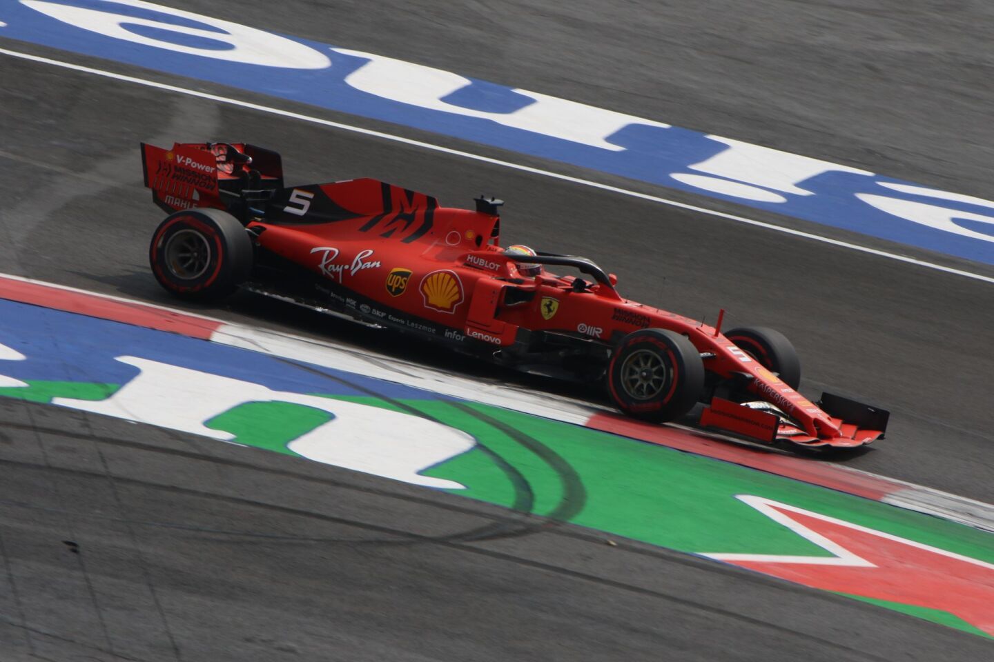 CIUDAD DE MÉXICO, 27OCTUBRE2019.- El Gran Premio de México 2019 estuvo a la altura de las expectativas y regaló un "carrerón" este domingo en el Autódromo Hermanos Rodríguez, donde Checo Pérez fue estoico y Lewis Hamilton ganó por segunda vez en nuestro país, quedando a las puertas de su sexto Campeonato Mundial de la Fórmula 1. Aunque no partió como favorito en México sino en la tercera posición, el británico tuvo una magnífica estrategia con Mercedes, que hizo el 1-3 con Valtteri Bottas, dejando a los Ferrari de Sebastian Vettel como segundo y a Charles Leclerc, que había salido en la pole, al final en cuarto. El mexicano terminó en séptimo, su mejor posición en el Hermanos Rodríguez, igual que en 2017, gracias a que esta vez aguantó varios embates del australiano Daniel Ricciardo.FOTO: CUARTOSCURO.COM