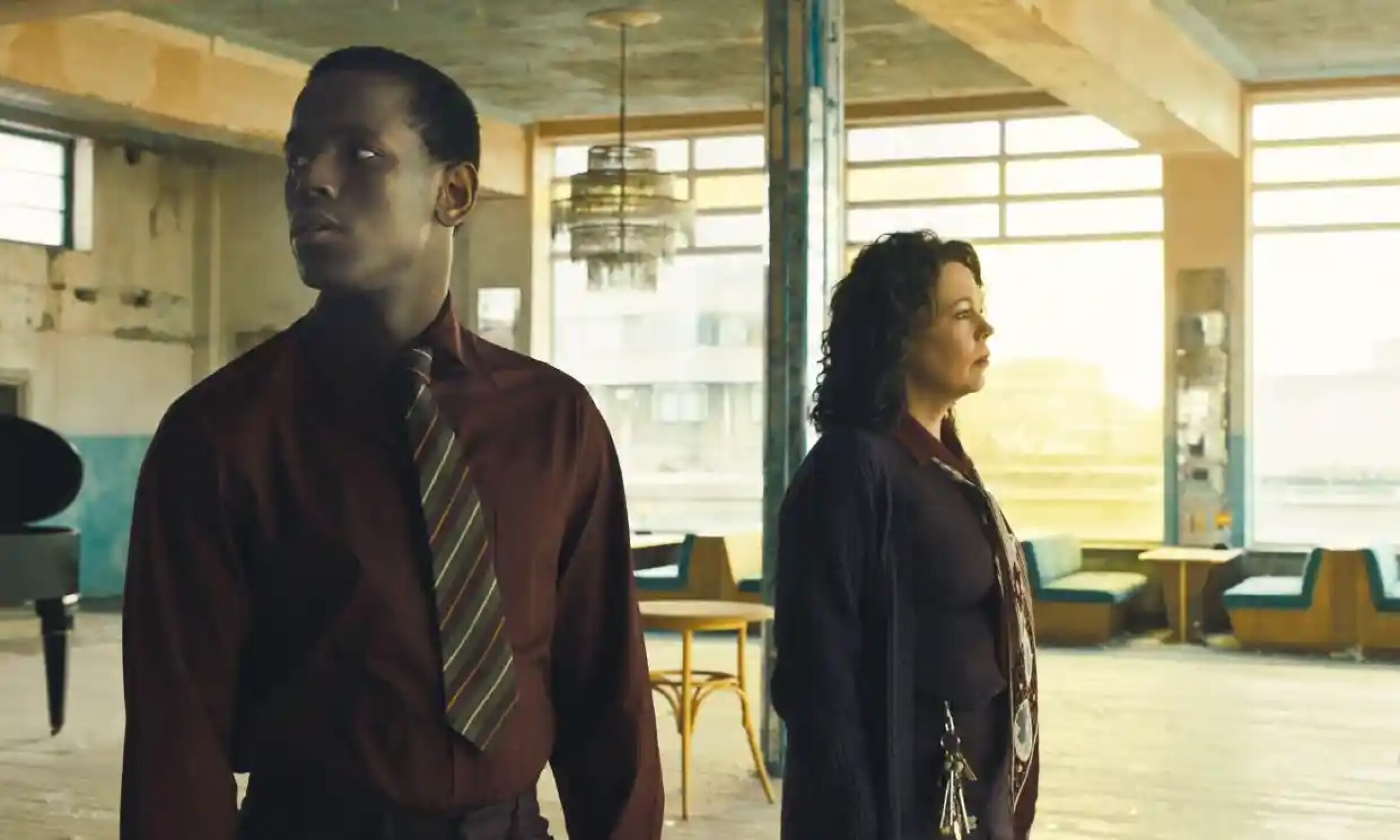 olivia-colman-y-micheal-ward-en-imperio-de-luz