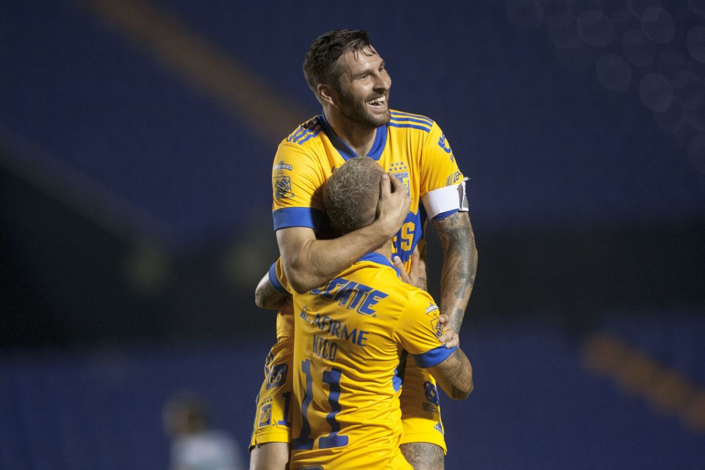 SAN NICOLÁS DE LOS GARZA, NUEVO LEÓN, 12SEPTIEMBRE2020.- André Pierre Gignac y Nicolás "El Diente" López, celebran el gol, ante el equipo de Santos, en el estadio Universitario, partido correspondiente a la jornada 10 de la Liga MX, Guardianes 2020.Marcador Final:Tigres: 2 - Santos: 0FOTO: CUARTOSCURO.COM