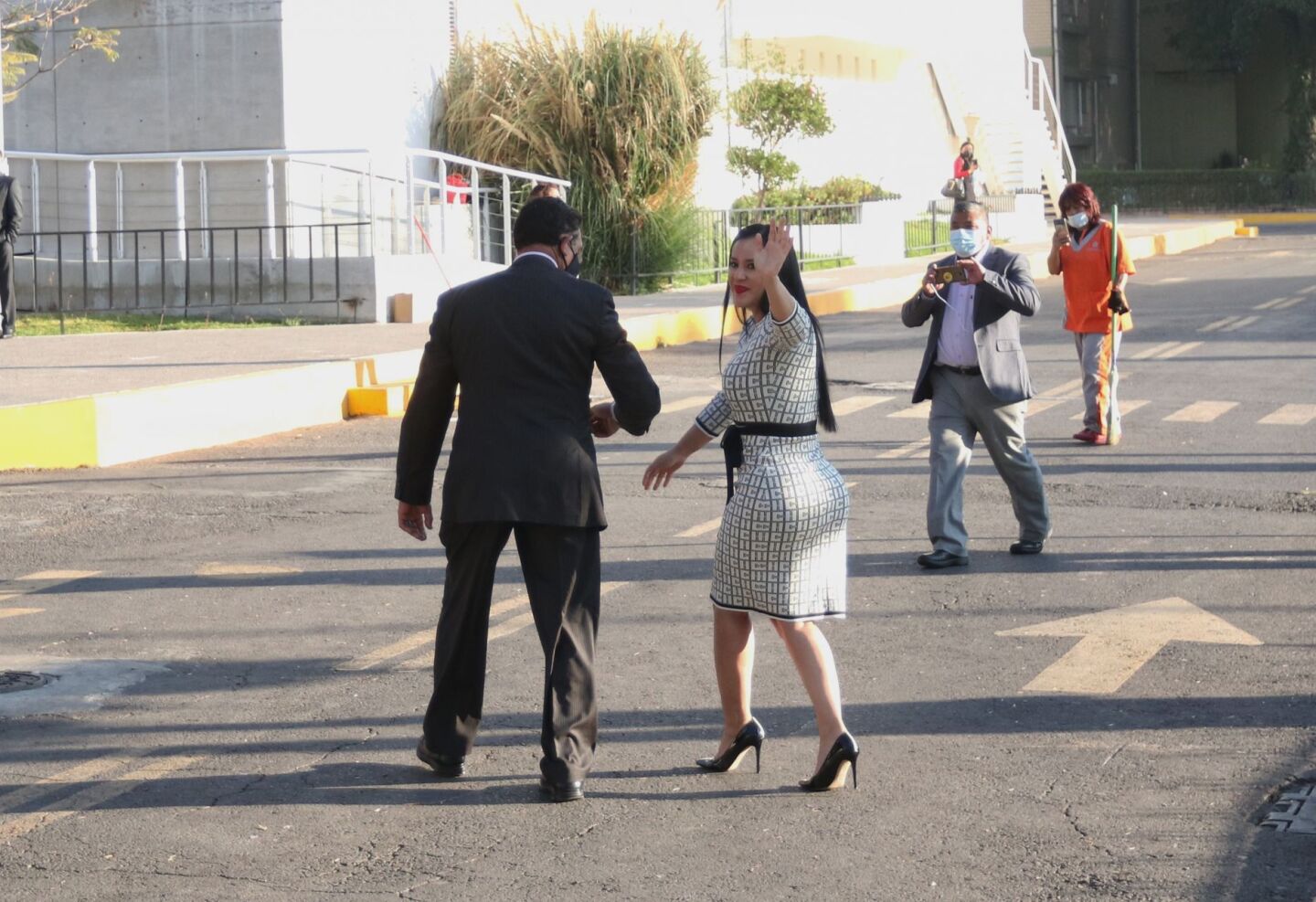 Sandra Cuevas, alcaldesa de Cuauhtémoc acompañada de los alcaldes de UNA CDMX y personas que iban a apoyarla entró a la audiencia en el reclusorio norte.